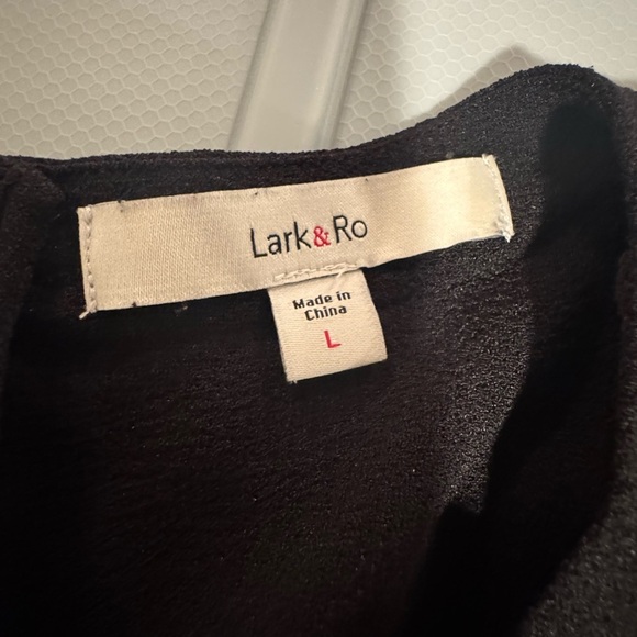 Lark & Ro Elegant Black Ruffle Sleeve Top with gold buttons on back Sz L - Picture 6 of 7